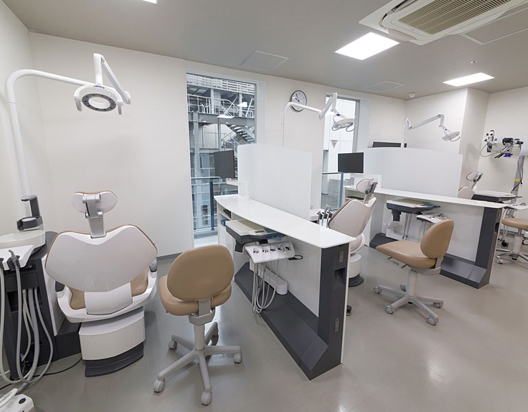 パーテーション付き歯科用チェアー